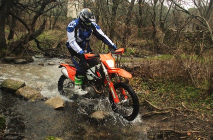 Prueba KTM 450EXC-F. Nuevos aires para seguir en la cima.