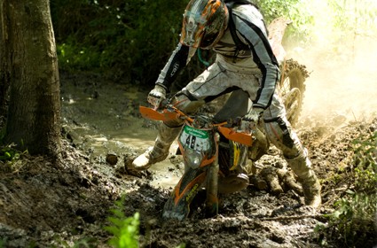 Técnica de pilotaje de Enduro. Cómo sacar la moto de una poza de barro.