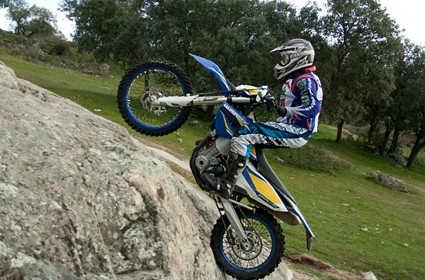 Husaberg FE250 modelo 2013.  Agilidad y eficacia se escriben en azul.