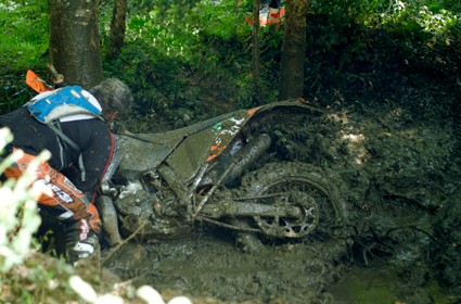 Técnica de pilotaje de Enduro. Cómo sacar la moto de una poza de barro.