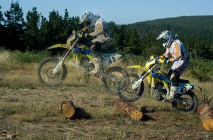 Técnica de pilotaje de enduro. Trialeras y extremas. Paso de troncos