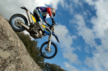 Husaberg FE250 modelo 2013. Agilidad y eficacia se escriben en azul.