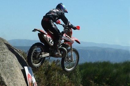 Pilotaje de enduro. ¿Salto de altura o de longitud? Correcciones en el aire