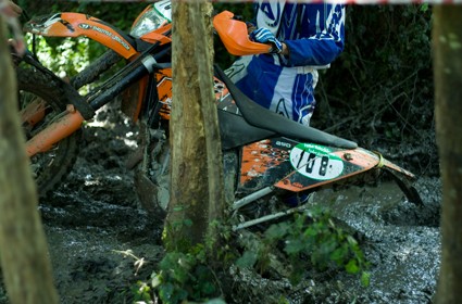 Técnica de pilotaje de Enduro. Cómo sacar la moto de una poza de barro.